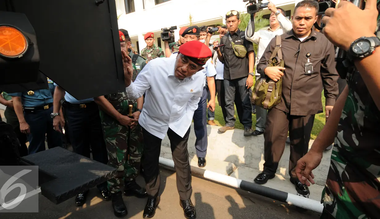 Menhan RI, Ryamizard Ryacudu (baju putih) memeriksa Bus Protected Mobility di Markas Komando Pasukan Khusus di Cijantung Jakarta, Rabu (2/9/2015). Sidak terkait inventarisir kelengkapan alutsista yang dimiliki TNI. (Liputan6.com/Helmi Fithriansyah)