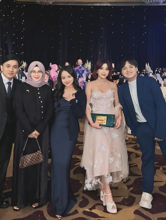 Brisia Jodie tampil menawan kenakan sweetheart neckline dress dengan aksen bunga 3D. [@brisiajodie96].