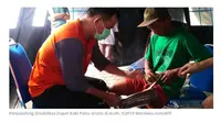 Dinas Sosial Kota Aceh membagikan bantuan kaki palsu untuk para penyandang disabilitas. (Merdeka.com)