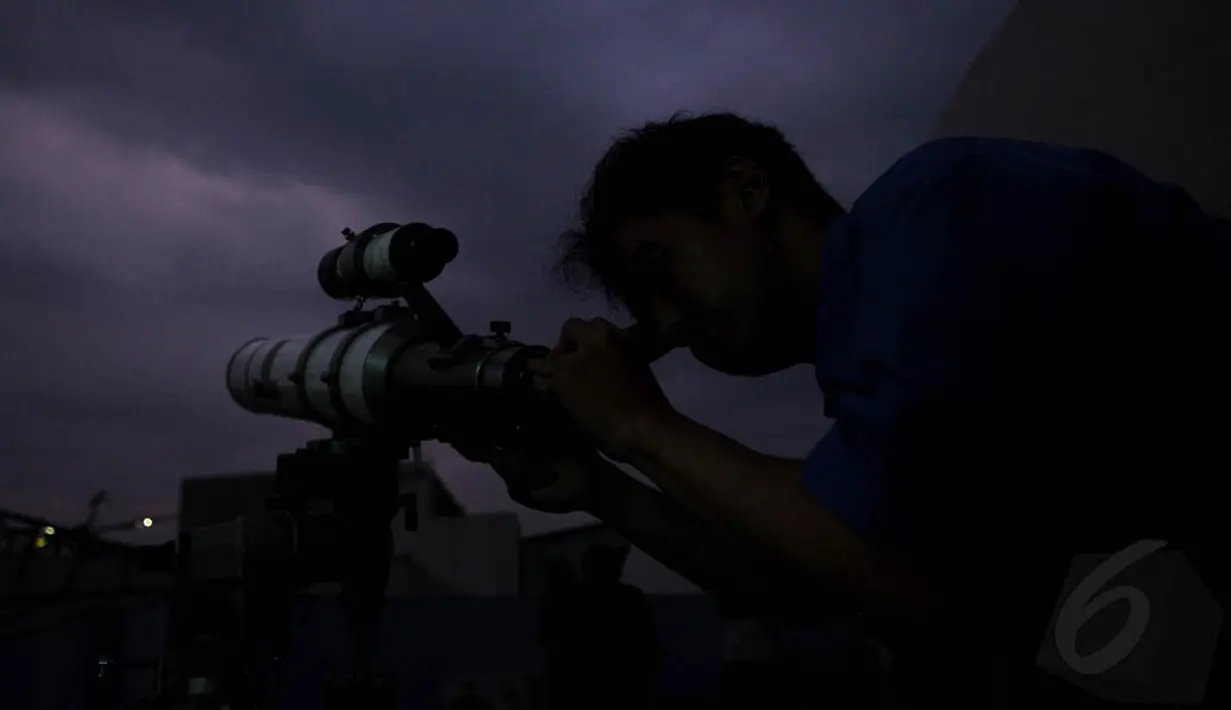 Petugas dari Planetarium saat memantau proses gerhana bulan total di kompleks Taman Ismail Marzuki, Jakarta, (8/10/14).(Liputan6.com/Johan Tallo) 