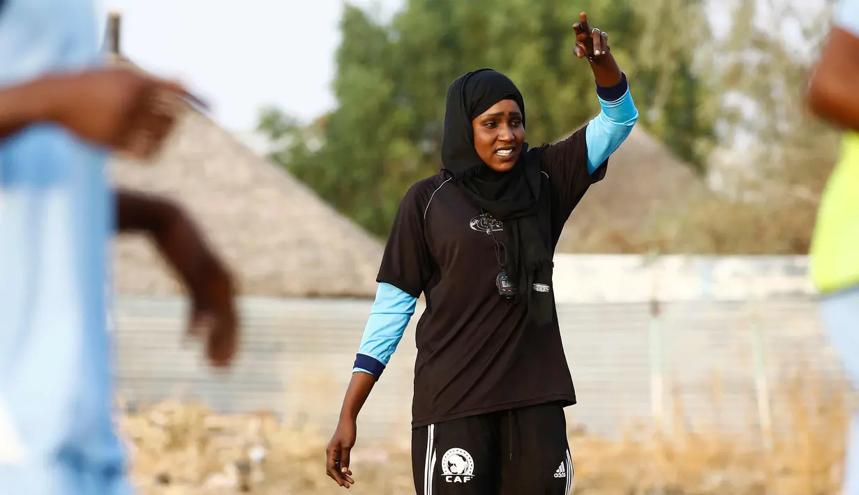 Salma al-Majidi saat melatih klub Al-Ahly Al-Gadaref setelah melatih sesi latihan di kota Gedaref, timur Khartoum (17/2). Di Sudan di mana tim sepak bola wanita nasional tidak berkembang. (AFP Photo/Ashraf Shazly)