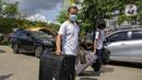 Warga negara Indonesia (WNI) membawa koper mereka usai menjalani isolasi di RSDC Wisma Atlet Pademangan, Jakarta, Selasa (15/6/2021). Pemerintah mewajibkan WNI yang baru tiba di Indonesia untuk melakukan isolasi selama lima hari guna menghindari penularan COVID-19. (Liputan6.com/Faizal Fanani)