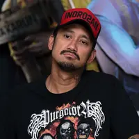 Dari penangkapan tersebut, polisi mengamankan 30 butir psikotropika yang hingga kini masih diselidiki kandungannya. Tora dan istri juga kini masih di amankan di Polres Jakarta Selatan. (Deki Prayoga/Bintang.com)