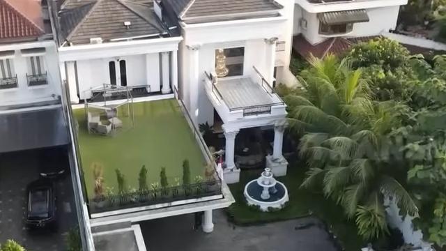 Potret rumah selebriti bergaya American style (Sumber: YouTube/ TRANS7 OFFICIAL)