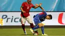 Pemain Indonesia U-23, Wawan Pebriyanto (kiri), berebut bola dengan pemain Filipina U-23, Arnel Amita, dalam penyisihan Grup A Sepakbola SEA Games 2015 di Stadion Jalan Besar, Singapura. Selasa (9/6). (Bola.com/Arief Bagus)
