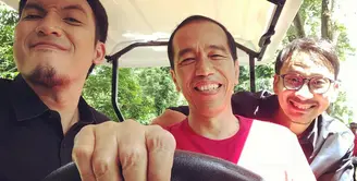 Sebuah kehormatan bagi Desta dan Vincent Rompies. Kesempatan yang jarang didapatkan bisa berkeliling Istana Presiden di Bogor. Dua presenter itu keliling Istana bersama Presiden Joko Widodo alias Jokowi. (Instagram/desta80s)
