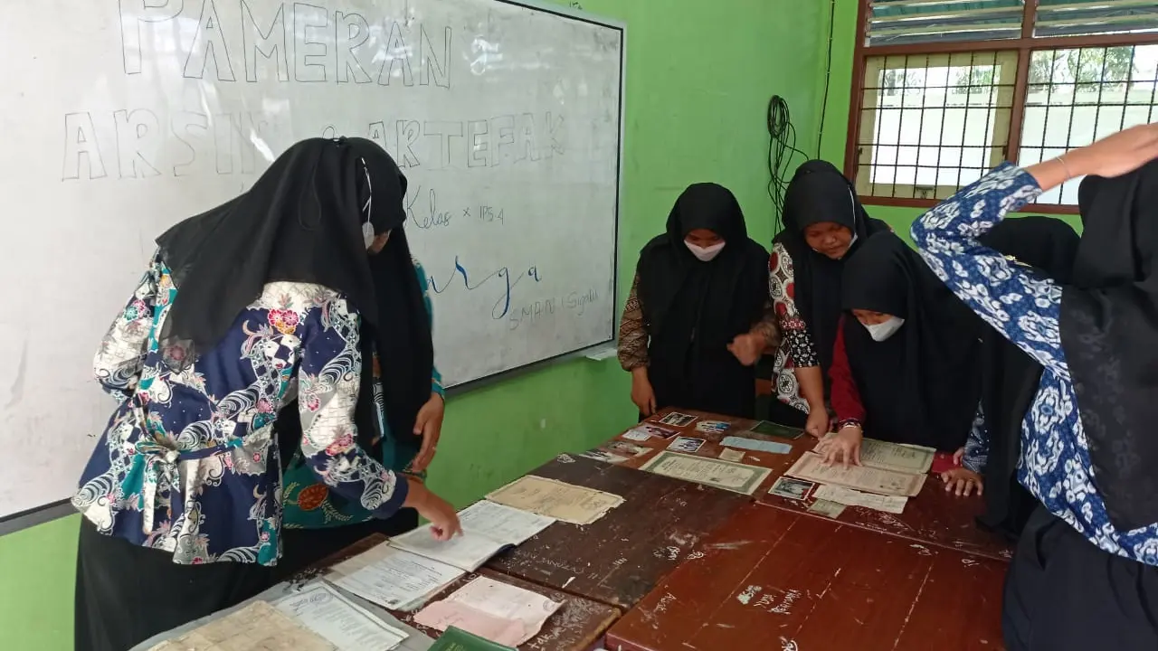 Pameran arsip dan artefak keluarga di SMA N Sigaluh Banjarnegara. (Foto: Liputan6.com/Heni Purwono)