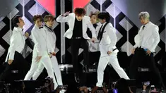Penampilan BTS saat membuka konser Jingle Ball 2019 KIIS-FM di The Forum, Inglewood, California, Amerika Serikat, Jumat (6/12/2019). Jingle Ball 2019 dimeriahkan sejumlah penyanyi papan atas dunia. (AP Photo/Chris Pizzello)