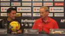 Tatapan Pelatih Thailand, Kiatisuk Senamuang, ke arah pelatih Timnas Indonesia, Alfred Riedl, saat konferensi pers di Hotel Aston, Sentul. (13/12/2016). (Bola.com/Nicklas Hanoatubun)