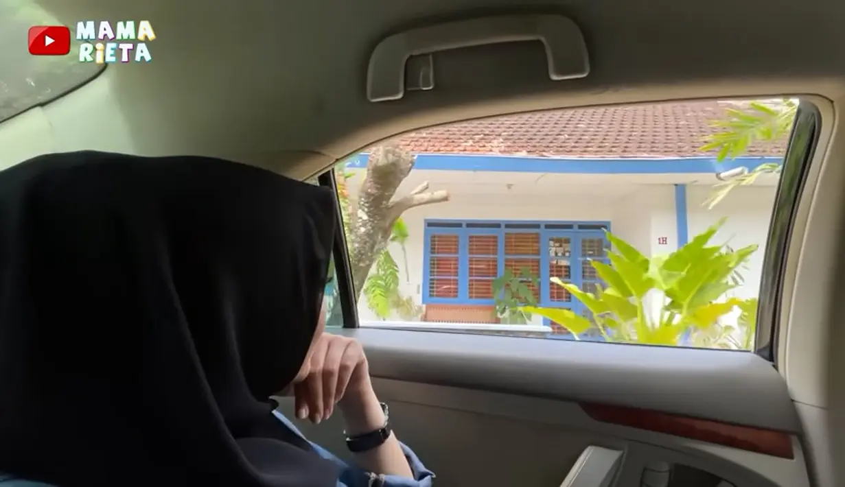 Mama Rieta juga menceritakan saat kecil jidatnya pernah kejedot pagar. Setelah melihat rumah masa kecilnya, Mama Rieta melanjutkan perjalannya untuk meeting. [Youtube/Mama Rieta]
