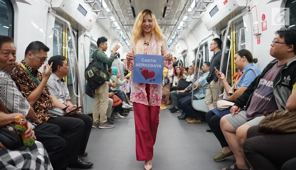 Wanita yang tergabung dalam Gerakan Nasional #SelasaBerkebaya melakukan kampanye berkebaya di Stasiun MRT Dukuh Atas, Jakarta, Selasa (25/6/2019). Kegiatan kampanye tersebut untuk mengembalikan jati diri bangsa Indonesia dengan berkebaya di setiap hari Selasa. (Liputan6.com/Immanuel Antonius)