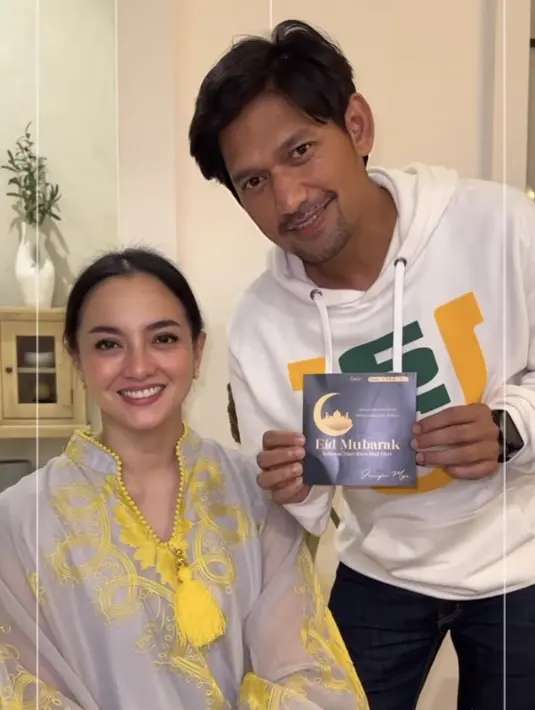 Dress dengan bordiran kuning juga dikenakan Ririn yang juga cocok dikenakan saat lebaran. 
 Credit: Instagram (@ririnekawati)