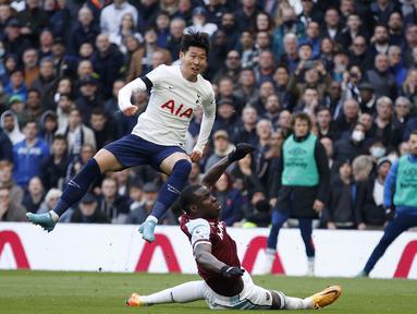 Pemain Tottenham Hotspur Son Heung-min mencetak gol ke gawang West Ham United pada pertandingan sepak bola Liga Inggris di Tottenham Hotspur Stadium, London, Inggris, Minggu (20/3/2022). Tottenham Hotspur menang 3-1. (AP Photo/David Cliff)