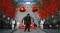 Petugas keamanan mengenakan masker saat berjalan di Jalan Qianmen, Beijing, China, 16 Februari 2020. Hingga Kamis (12/3/2020) pagi, jumlah kasus virus corona COVID-19 di China sebanyak 80.921 orang terinfeksi, 3.046 meninggal, dan lebih dari 50.000 sembuh. (AP Photo/Andy Wong, File)