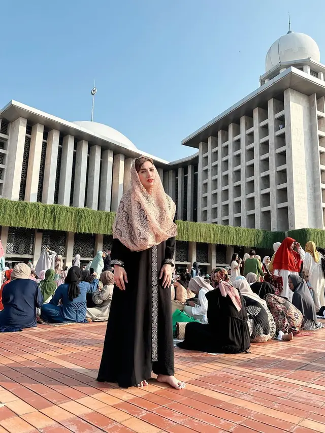 Andiez Istri Iqbal Pakula