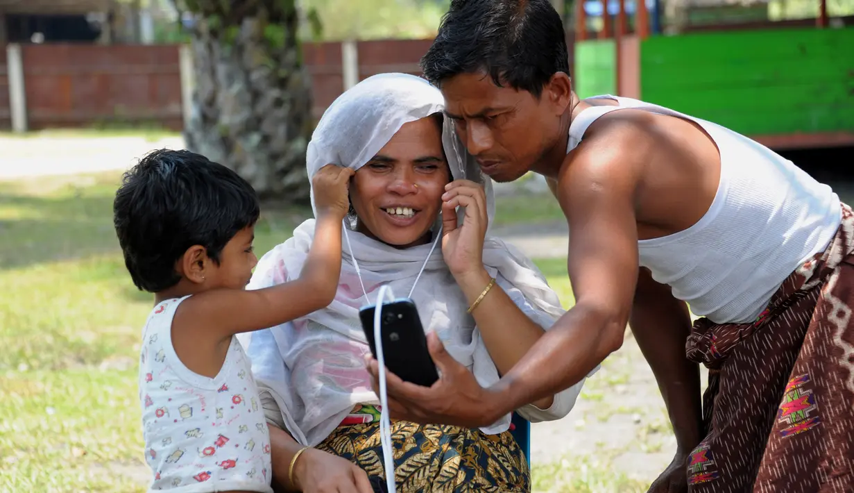 Pengungsi Rohingya saat melakukan aktivitas di kompleks penampungan sementara Blang Adoe, Aceh Utara, Aceh, Rabu (27/4). Hampir setahun imigran Rohingya yang ditemukan terombang-ambing di lautan mengungsi di Aceh. (Chaideer Mahyuddin / AFP)  