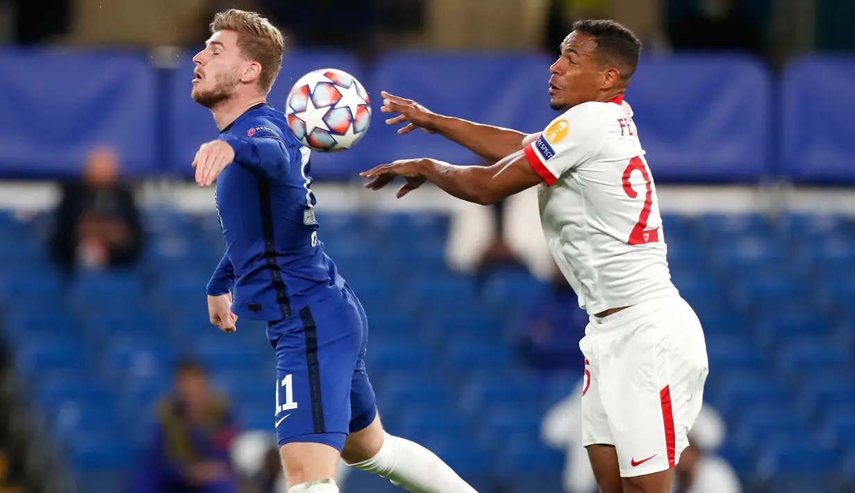 Penyerang Chelsea, Timo Werner dan pemain Sevilla, Fernando berebut bola pada laga perdana Grup E Liga Champions 2020 di Stadion Stamford Bridge, Rabu (21/10/2020) dini hari WIB. Chelsea harus berbagi angka dengan tim tamu Sevilla setelah bermain imbang tanpa gol. (AP Photo/Alastair Grant,Pool)