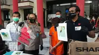 Polisi di Surabaya menangkap pelaku kasus dugaan pembunuhan di Surabaya, Jawa Timur pada Selasa, 17 Juni 2020. (Foto: Liputan6.com/Dian Kurniawan)