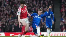 Cole Palmer dan Declan Rice berebut bola dalam laga Liga Inggris antara Chelsea vs Arsenal di Emirates Stadium, 1 Maret 2026. (AP Photo/Alastair Grant)