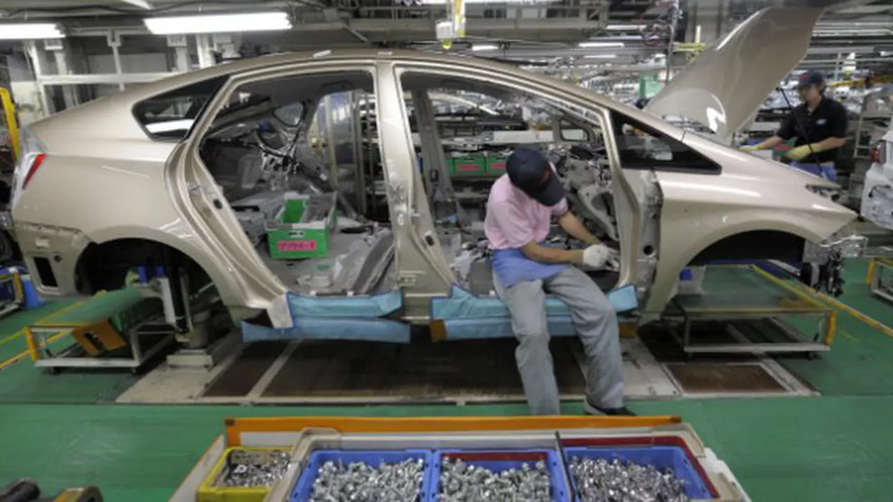 Toyota Kembali Menggunakan Tenaga Manusia dalam Produksi Mobilnya