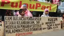 Warga Pulau Pari membawa anak-anak kecil saat menggelar aksi di depan PN Jakarta Utara, Kamis (12/7). Mereka menolak dugaan kriminalisasi terhadap Ketua RW Pulau Pari Sulaiman dalam kasus penyerobotan lahan. (Liputan6.com/Arya Manggala)