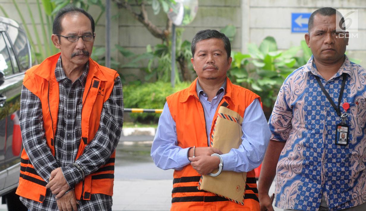 Hakim PN Jakarta Selatan nonaktif Iswahyu Widodo (kiri) dan Kepala Bidang SMP Dinas Pendidikan Kabupaten Cianjur Rosidin tiba di Gedung KPK, Jakarta, Jumat (22/2). Rosidin diduga korupsi DAK Pendidikan Kabupaten Cianjur. (Merdeka.com/Dwi Narwoko)