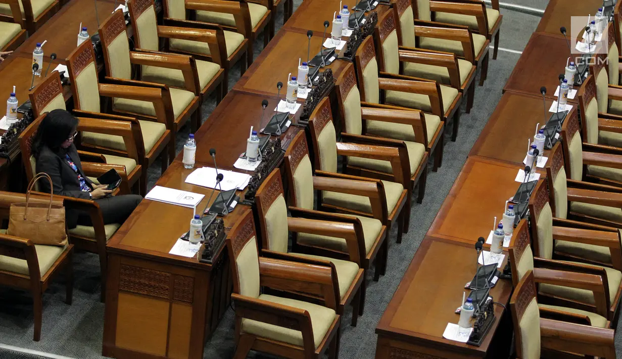 Anggota dewan di antara deretan kursi kosong rapat paripurna Masa Persidangan I Tahun 2019-2020 di Kompleks MPR/DPR, Senayan, Jakarta, Selasa (23/9/2019). Sebanyak 288 dari 560 anggota DPR menghadiri rapat yang beraganda pengambilan keputusan strategis terhadap enam RUU. (Liputan6.com/Johan Tallo)