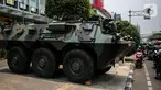Kendaraan taktis milik TNI, Panser Anoa terparkir di kawasan LTC Glodok, Jakarta, Jumat (18/10/2019). Penjagaan tersebut guna memberikan rasa aman bagi masyarakat menjelang pelantikan presiden dan wakil presiden terpilih, 20 Oktober 2019. (Liputan6.com/Faizal Fanani)