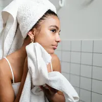 Ilustrasi Menggunakan Skincare Credit: pexels.com/Ron