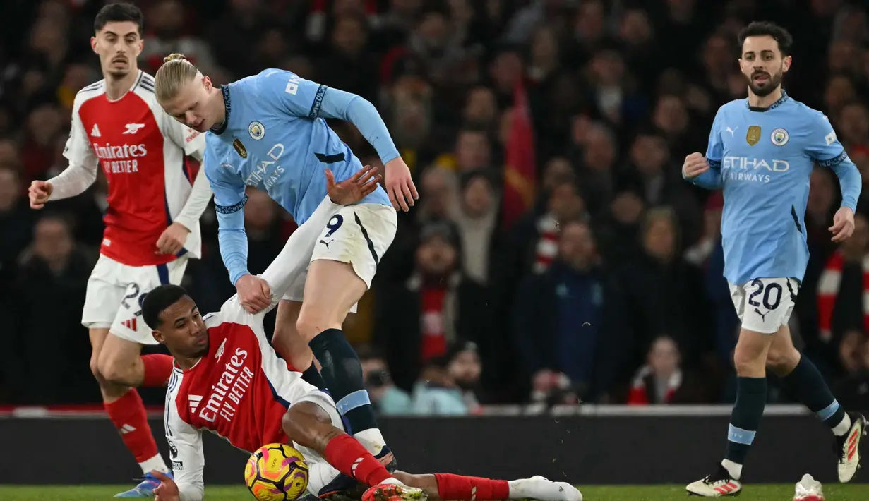 Kemenangan atas Manchester City menjaga posisi Arsenal di peringkat dua klasemen Liga Inggris 2024/2025 dengan 50 poin dari 24 laga. Arsenal menempel ketat posisi Liverpool dengan selisih enam poin, sementara Man City tertahan di peringkat keempat. (Glyn KIRK/AFP)