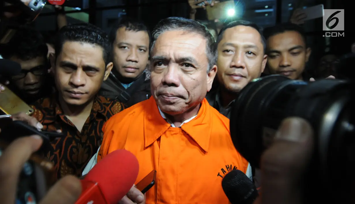 Gubernur Aceh, Irwandi Yusuf mengenakan rompi tahanan oranye seusai menjalani pemeriksaan di gedung KPK, Jakarta, Kamis (5/7). KPK resmi menahan Irwandi Yusuf setelah ditetapkan sebagai tersangka kasus suap ijon proyek di Aceh. (Merdeka.com/Dwi Narwoko)