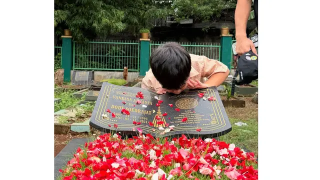 Momen Gala Sky Ziarah ke Makam Orang Tua
