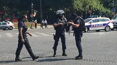 Petugas kepolisian menutup akses jalan Champs Elysees di Paris, Prancis, Senin (19/6). Seorang laki-laki yang diduga terkait dengan ekstrimis menabrakkan mobilnya ke arah mobil van polisi di jalanan ikonik itu. (AP Photo/Bertrand Combaldieu)