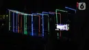 Warga saat memotret Jakarta Lights Festival di Taman Sumenep, Jakarta, Jumat (23/12/2022). Pemprov DKI Jakarta menggelar acara Jakarta Lights Festival sebagai rangkaian perayaan Natal dan Tahun Baru (Nataru) 2023. (Liputan6.com/Herman Zakharia)
