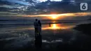 Warga menikmati suasana Pantai Pasut, Tabanan, Bali, Sabtu (4/9/2021). Menteri Pariwisata dan Ekonomi Kreatif Sandiaga Uno menyebut okupansi di berbagai destinasi wisata di Bali masih mengalami kontraksi signifikan. (merdeka.com/Arie Basuki)