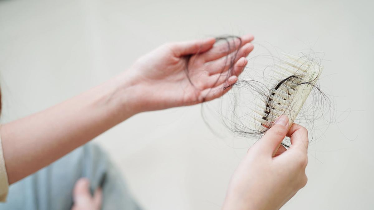 7 Cara Mengatasi Rambut Patah agar Kondisinya Nggak Semakin Parah