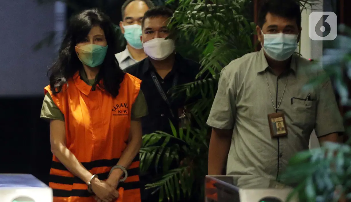 Wakil Direktur PT Adonara Propertindo, Anja Runtuwene (kiri) usai menjalani rilis penahanan di Gedung KPK, Jakarta, Rabu (2/6/2021). Anja Runtuwene merupakan tersangka dugaan korupsi pengadaan tanah program pembangunan rumah DP Rp 0,- di Munjul Pondok Ranggon. (Liputan6.com/Helmi Fithriansyah)