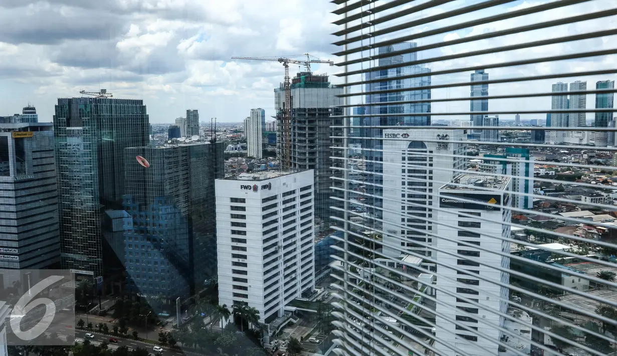 Deretan gedung bertingkat terlihat mulai memadati ibukota Jakarta, Sabtu, (1/10). Akibat pertumbuhan gedung yang pesat, lahan ruang terbuka hijau semakin sempit.  (Liputan6.com/Fery Pradolo)