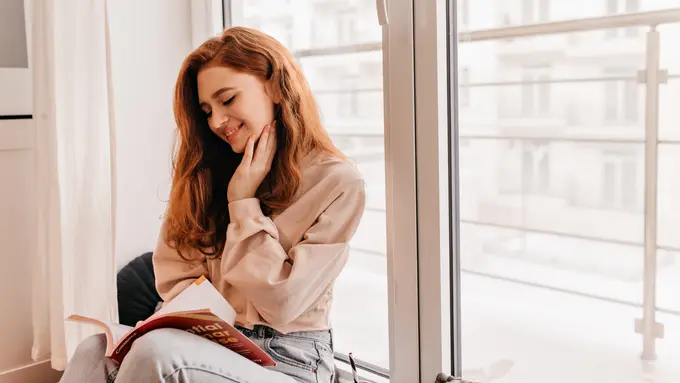 wanita november cerdas baca buku