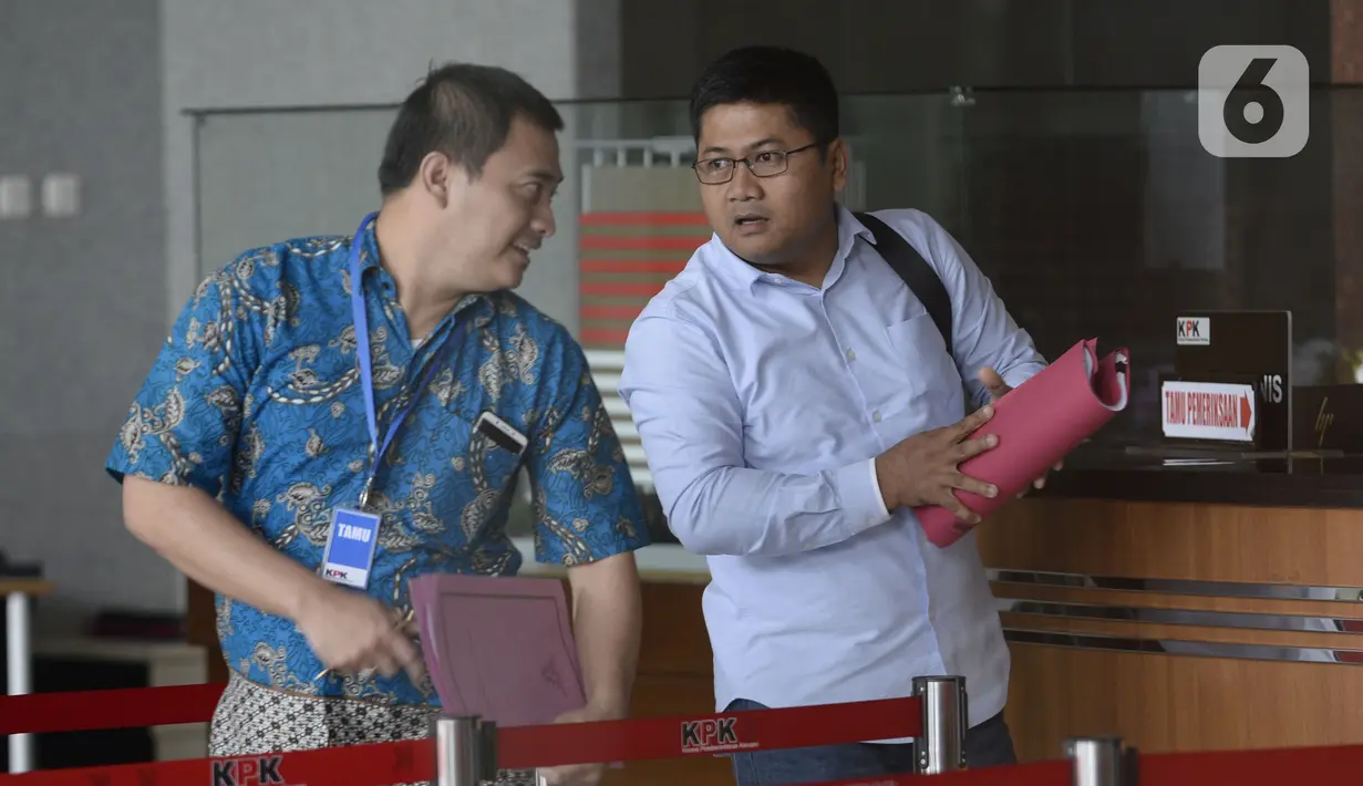 Kepala Sekretariat DPP PDIP, Yoseph Aryo Adhi Darmo usai menjalani pemeriksaan penyidik di Gedung KPK, Jakarta, Kamis (13/2/2020). Yoseph Aryo Adhi Darmo diperiksa sebagai saksi terkait kasus dugaan penerimaan hadiah atau janji penetapan anggota DPR Terpilih 2019-2024. (merdeka.com/Dwi Narwoko)