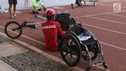 Salah satu atlet Asian Para Games 2018 dari Kamboja merapikan peralatannya di Stadion Madya Kompleks Gelora Bung Karno, Jakarta, Kamis (11/10). Berbagai aktivitas dilakukan para atlet para atletik di luar arena. (Liputan6.com/Helmi Fithriansyah)