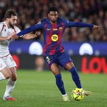 Bek Barcelona, Alejandro Balde, turut berkontribusi membantu timnya meraih kemenangan 2-0 atas Osasuna pada laga pekan ke-16 La Liga di Camp Nou, Minggu (14/12/2025) dini hari WIB. (AFP/Josep LAGO)