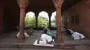 Umat muslim melaksanakan salat di Masjid Jama, New Delhi, India, Senin (8/6/2020). India kembali membuka tempat ibadah, pusat perbelanjaan, dan restoran setelah tiga bulan lockdown karena pandemi virus corona COVID-19. (AP Photo/Manish Swarup)