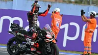 Pembalap&nbsp;Aprilia Racing, Marco Bezzecchi, berhasil finis terdepan pada sprint race MotoGP San Marino 2025 di Sirkuit Misano, Sabtu (13/9/2025) malam WIB. (AFP/Andreas SOLARO)