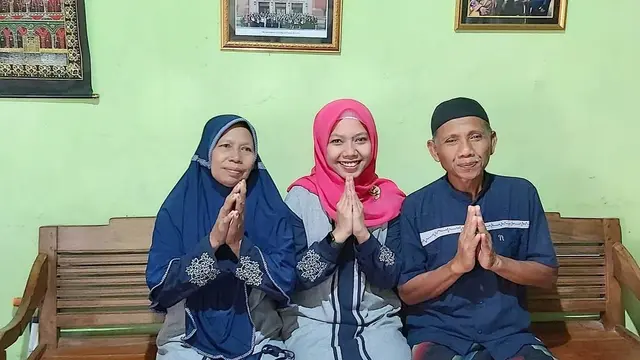 6 Potret Hangat Kebersamaan Raeni dengan Orangtuanya, Sosok yang Sederhana