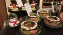 Aneka hidangan penutup bertema Natal menjadi pilihan yang unik di kemeriahan akhir tahun Raffles Hotel. (Liputan6.com/Unoviana Kartika Setia)