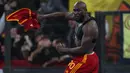 Selebrasi striker AS Roma, Romelu Lukaku setelah mencetak gol kedua timnya ke gawang Lecce pada laga pekan ke-11 Liga Italia 2023/2024 di Olimpico Stadium, Roma, Senin (6/11/2023) dini hari WIB. (AFP/Alberto Pizzoli)