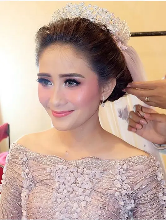 "Dia syuting dan live. Besok diminta syuting. Kemarin sempat mau umroh tapi nggak dapet jadwalnya. Akhirnya mutusin buat ke Bali tapi harus pending juga karena besok kan Redi harus syuting," sambung Ryana Dea. (Instagram/ryana_dea)