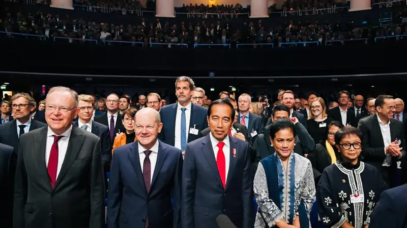 Presiden Joko Widodo atau Jokowi saat menghadiri upacara pembukaan Hannover Messe 2023 di Hannover Congress Centrum, Hannover, Jerman, Minggu, 16 April 2023.