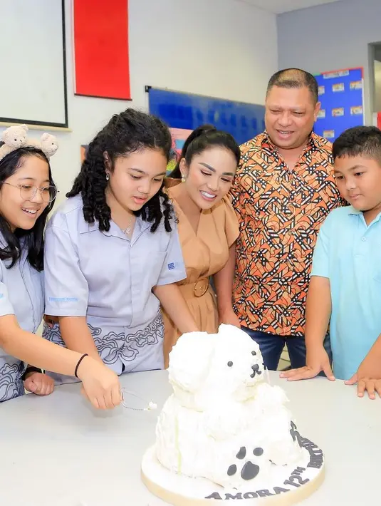 <p>"Genap 12 tahun anak kami amora, Putaran tahun shio kelinci, Konon katanya Senang mempunyai banyak teman dan mem&shy;perluas pergaulan, Pendiam dan selalu tepat janji, Suka berhemat dan pandai mengatur penge&shy;luaran, Hati-&shy;hati dalam bertindak," tulis KD. [Instagram/krisdayantilemos]</p>